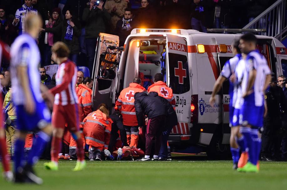 Dopo 4 minuti di soccorsi, Torres viene portato via dal campo in ambulanza: trascorrer la notte in osservazione in ospedale. Afp